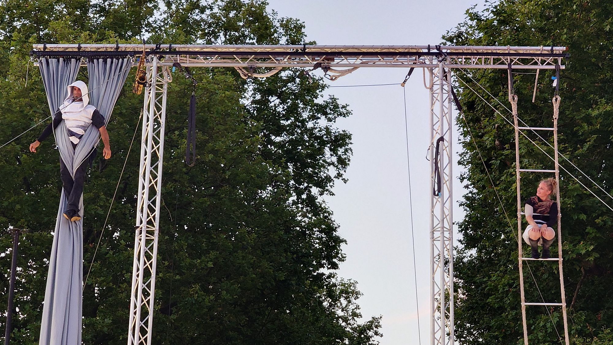 Schau, der Sommer auf der Hauptstraße Circus unARTig mit der höchsten Schaukelshow. Foto: Anton Launer