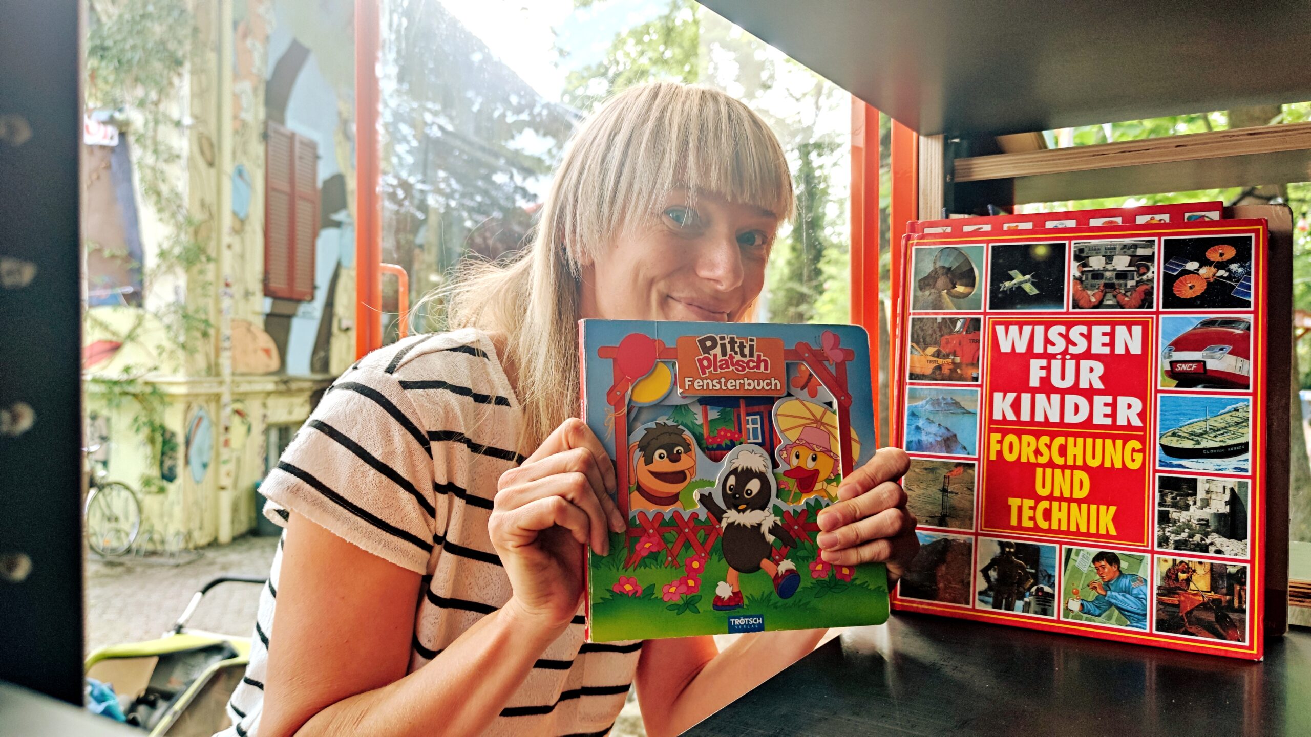 „Bookie“ der Kinderbücherschrank ist einsatzbereit Der Kinderbücherschrank "Bookie" am AZ Conni