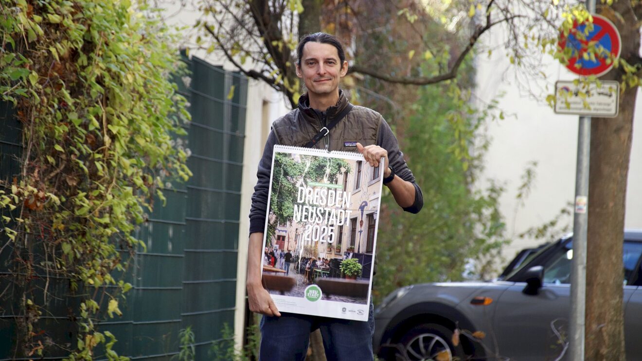 Stephan Böhlig mit dem Kalender für 2024 - Foto: Anton Launer