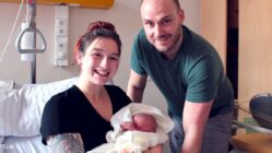 Das erste Dresdner Neujahrsbaby kommt aus dem Diako Auch wenn sich Theodor noch etwas versteckt – Mama Sandra und Papa Eric Drechsler ist die Freude anzusehen. Foto: Diako/Victor Franke