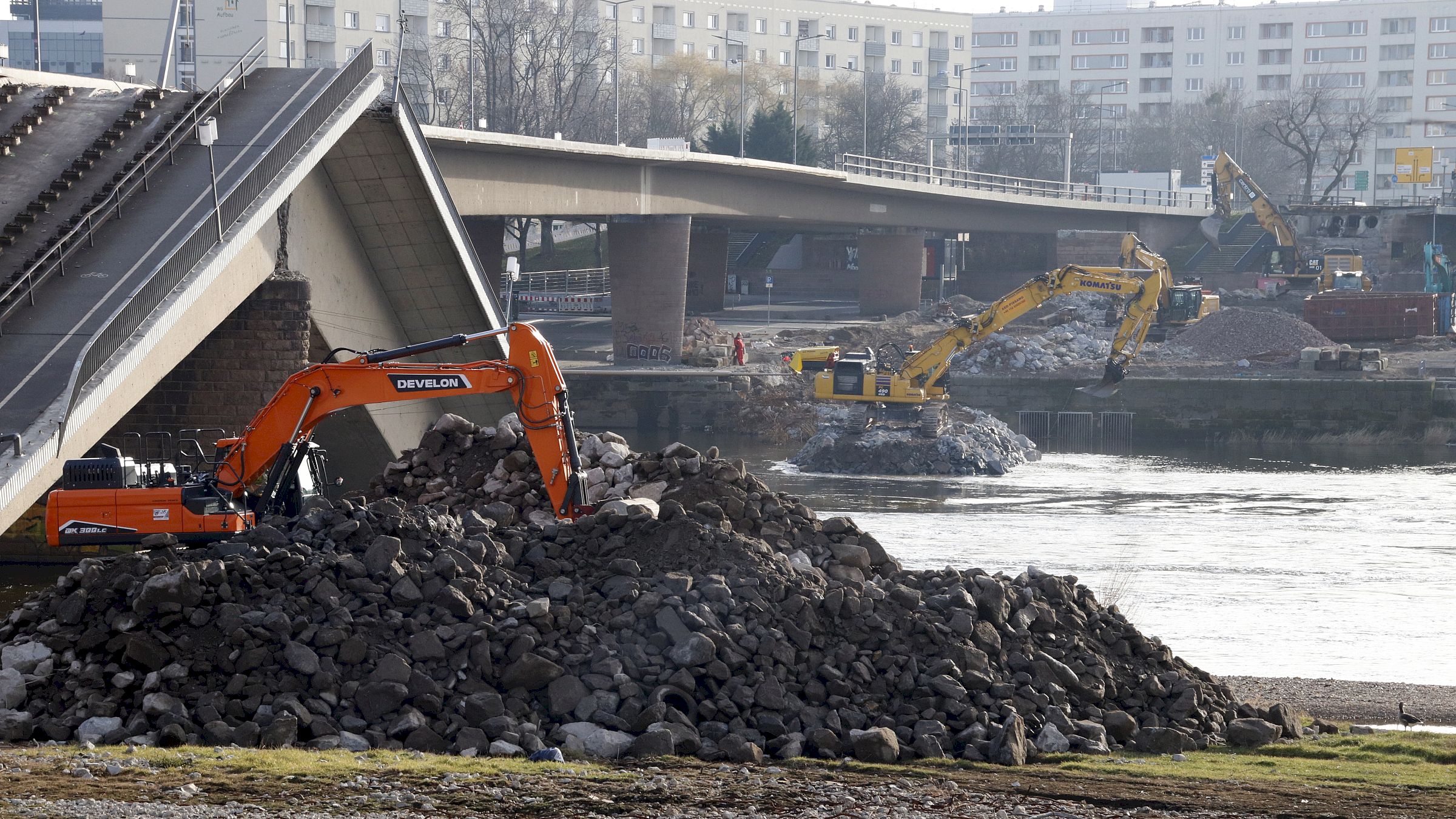 Abriss-Arbeiten an der Carolabrücke im Januar 2025 - Foto: Archiv Anton Launer