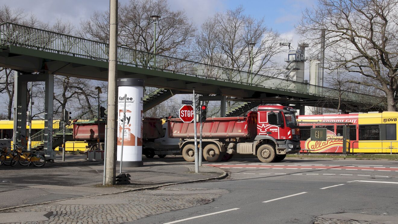 Die Fußgängerbrücke an der Königsbrücker Straße verbindet das Industriegelände mit der Straßenbahnhaltestelle und dem S-Bahn-Haltepunkt. Foto: Anton Launer