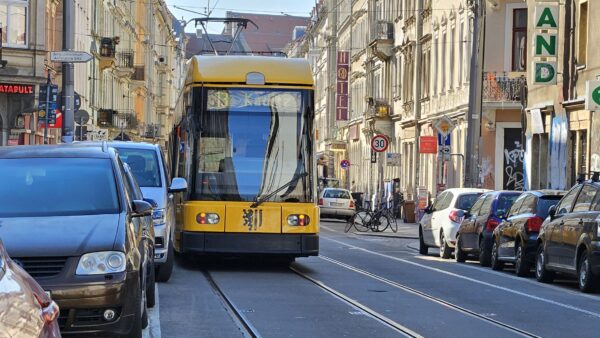 Wenn nicht gerade ein Auto im Weg steht, fährt es sich mit der Straßenbahn ganz gemütlich durch die Neustadt - Foto: Archiv Anton Launer