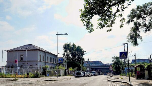 Fußgängerüberweg auf der Lößnitzstraße in Höhe der Martha-Fraenkel-Straße. Foto: Archiv Anton Launer