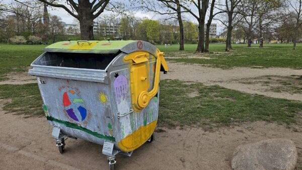 Eine der bunten Mülltonnen, die ab heute auf dem Alaunplatz stehen. Foto: Anton Launer