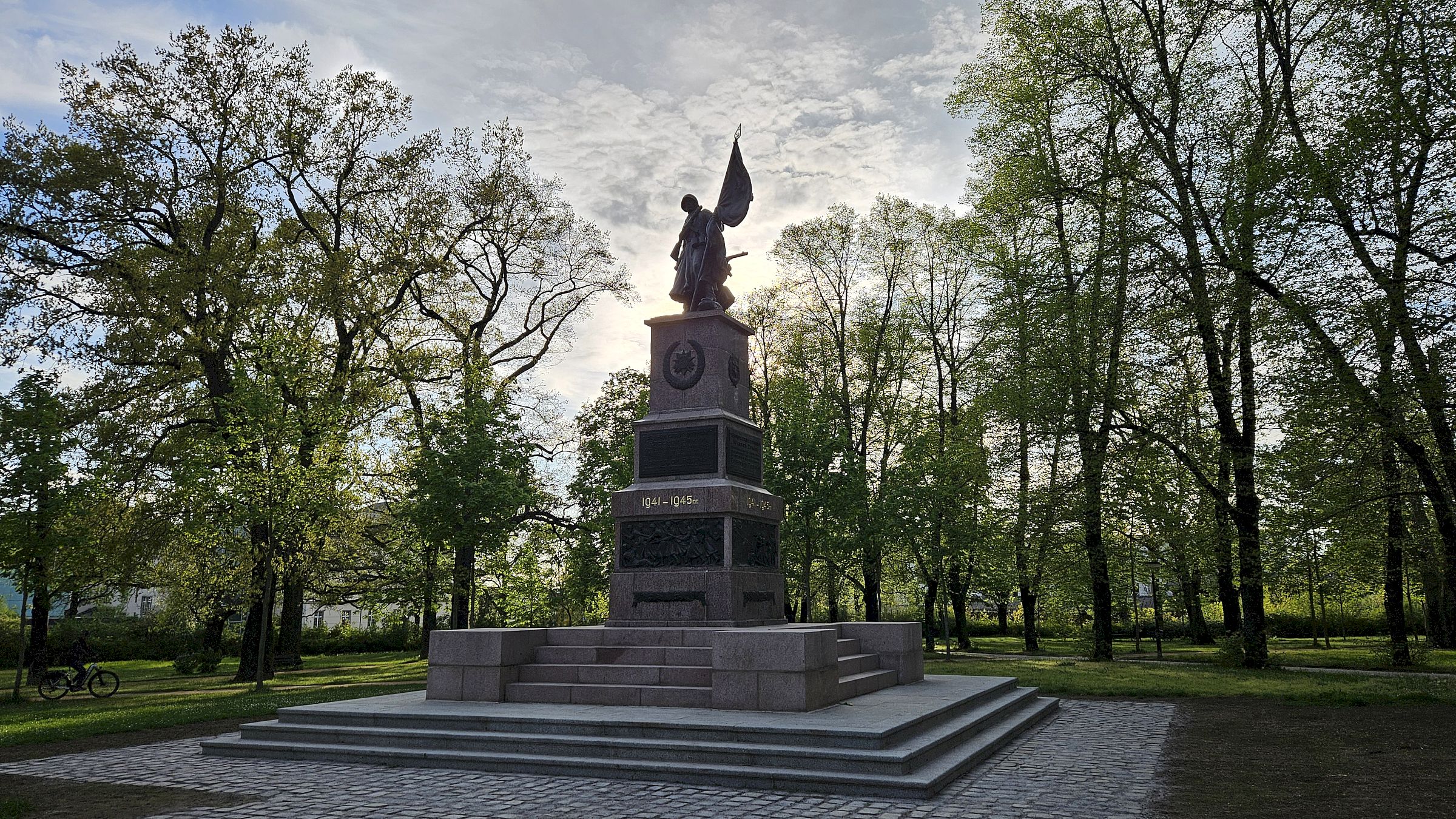Das Sowjetische Ehrenmal am Olbrichtplatz - Foto: Anton Launer