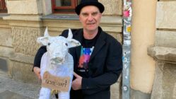 Puzzlekuh am Martin-Luther-Platz: Gemeinschaftsaktion in der Neustadt Preibisch und die Puzzlekuh - Foto: Institut für gute Laune