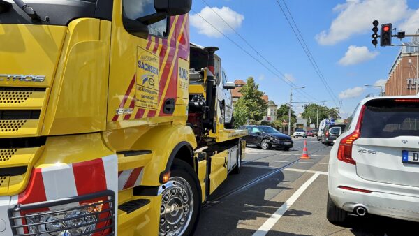 Beide Fahrzeuge mussten vom Unfallort abgeschleppt werden. Foto: Anton Launer