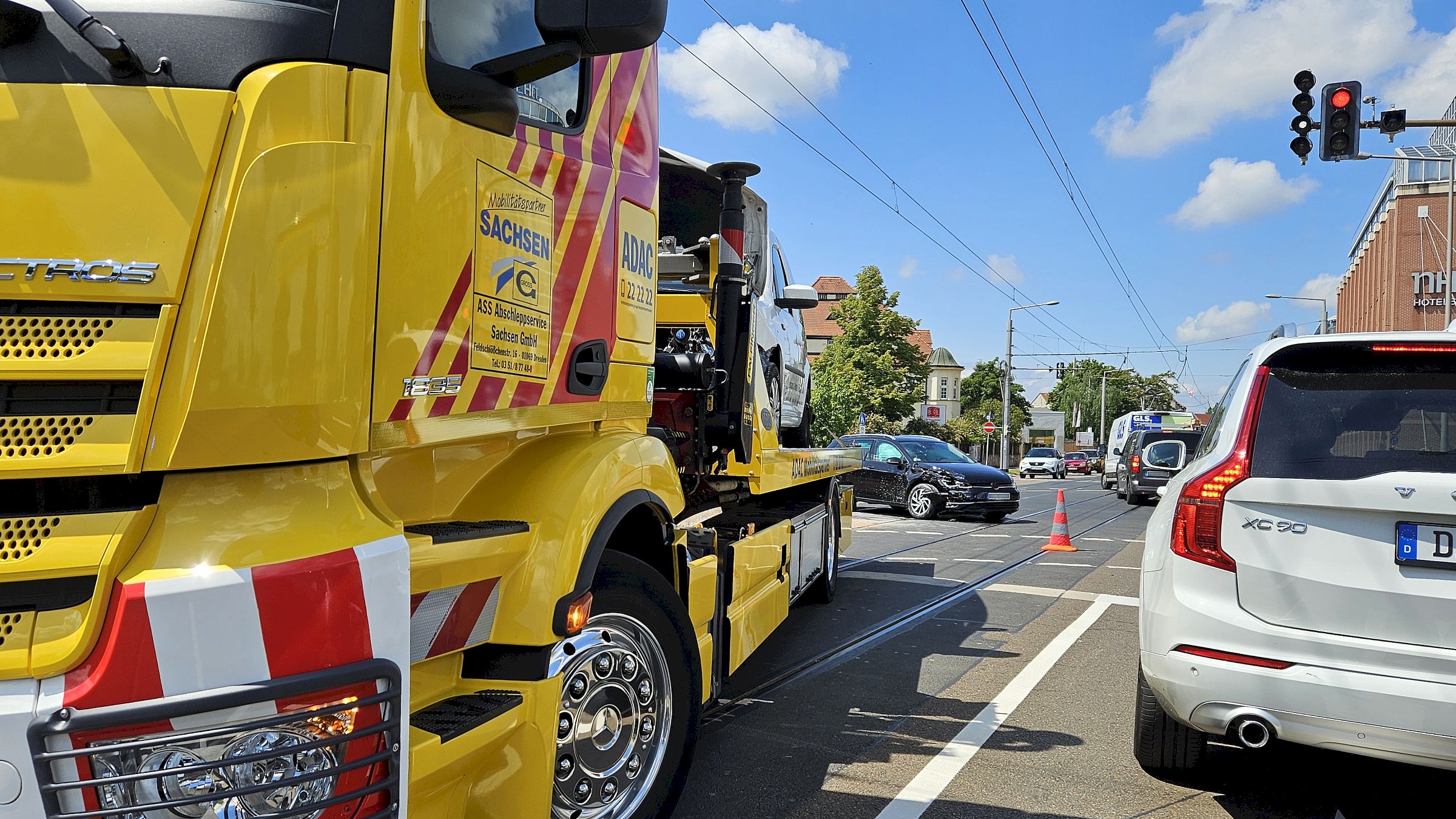 Beide Fahrzeuge mussten vom Unfallort abgeschleppt werden. Foto: Anton Launer
