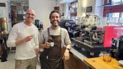 Khalid Mahd (rechts) mit Kaffee-Lieferant Thomas Felsch. Foto: Anton Launer