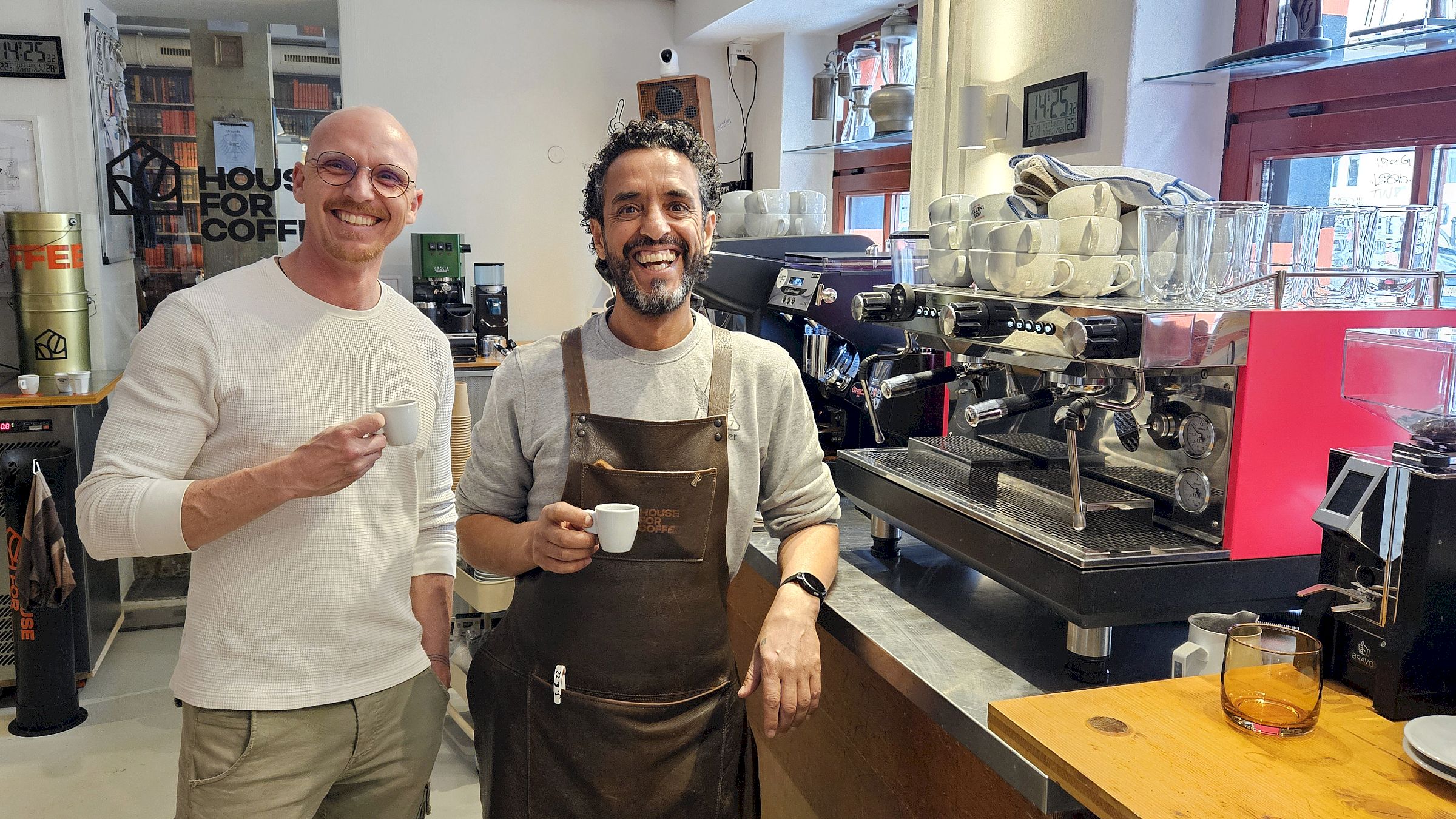Khalid Mahd (rechts) mit Kaffee-Lieferant Thomas Felsch. Foto: Anton Launer