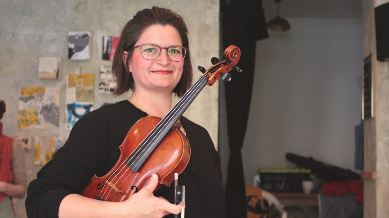 Arina Peter bietet Krabbelkonzerte für Babys und Kleinkinder an, in der Neustadt aber auch darüber hinaus. (Foto: Victor Franke)