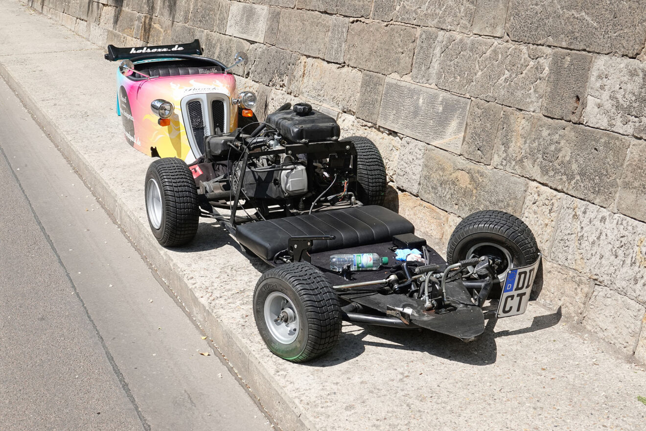 Bei dem Mini-Hot-Rod musste der Aufbau entfernt werden. Foto: Roland Halkasch