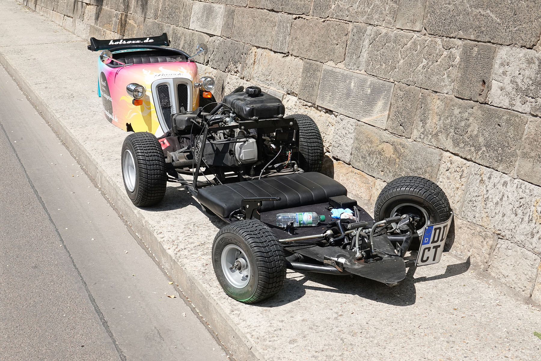 Bei dem Mini-Hot-Rod musste der Aufbau entfernt werden. Foto: Roland Halkasch
