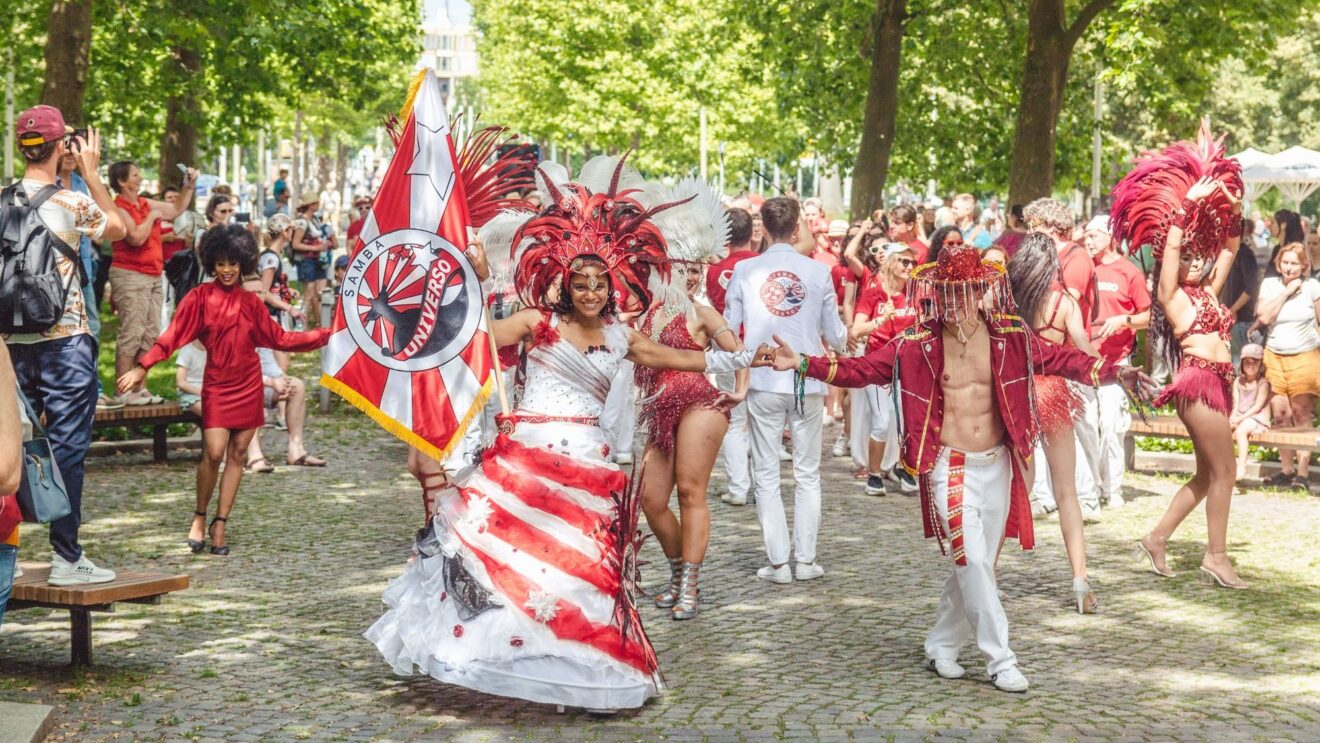 Samba-Universo-Umzug auf der Hauptstraße im Sommer 2024 - Foto: Der Fotonaut