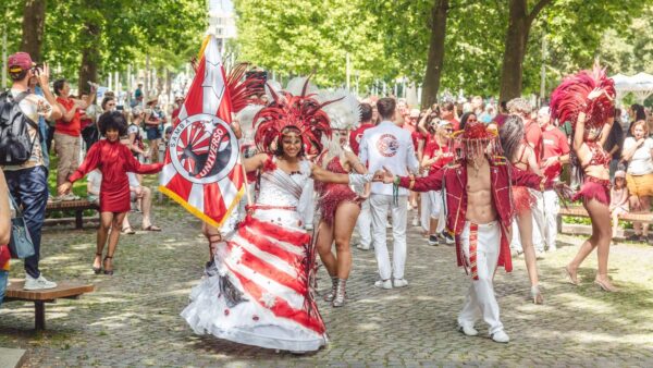 Samba-Universo-Umzug auf der Hauptstraße im Sommer 2024 - Foto: Der Fotonaut