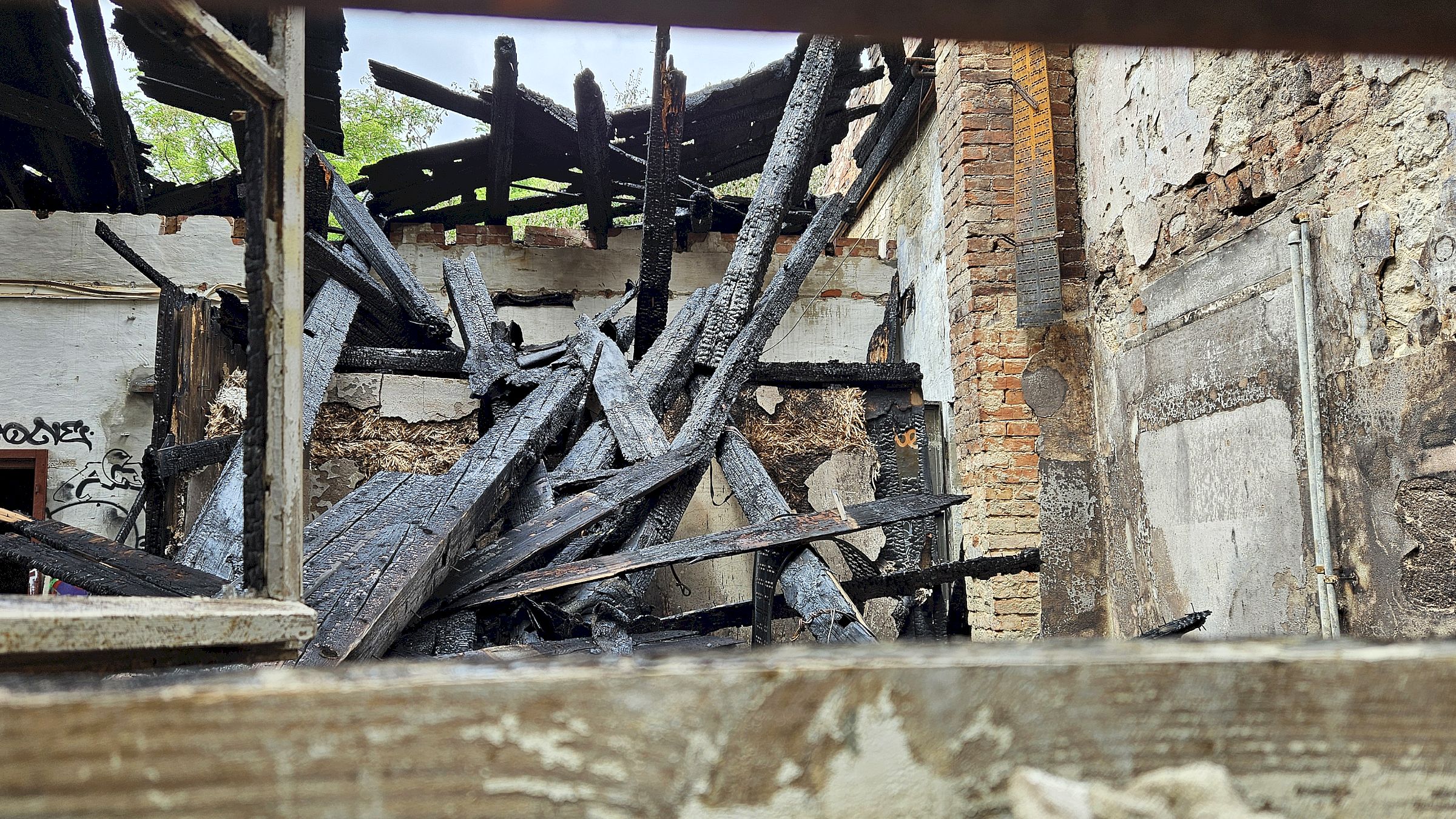 Der Dachstuhl des Gebäude ist nahezu ausgebrannt - Foto: Anton Launer