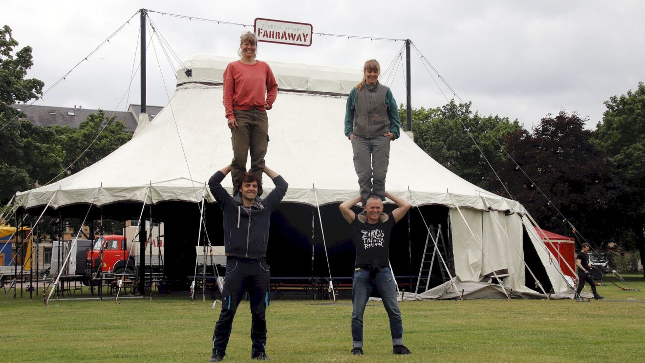 Auf dem Alaunplatz steht ein Zirkuszelt. Am Freitag gehts los. Foto: Anton Launer