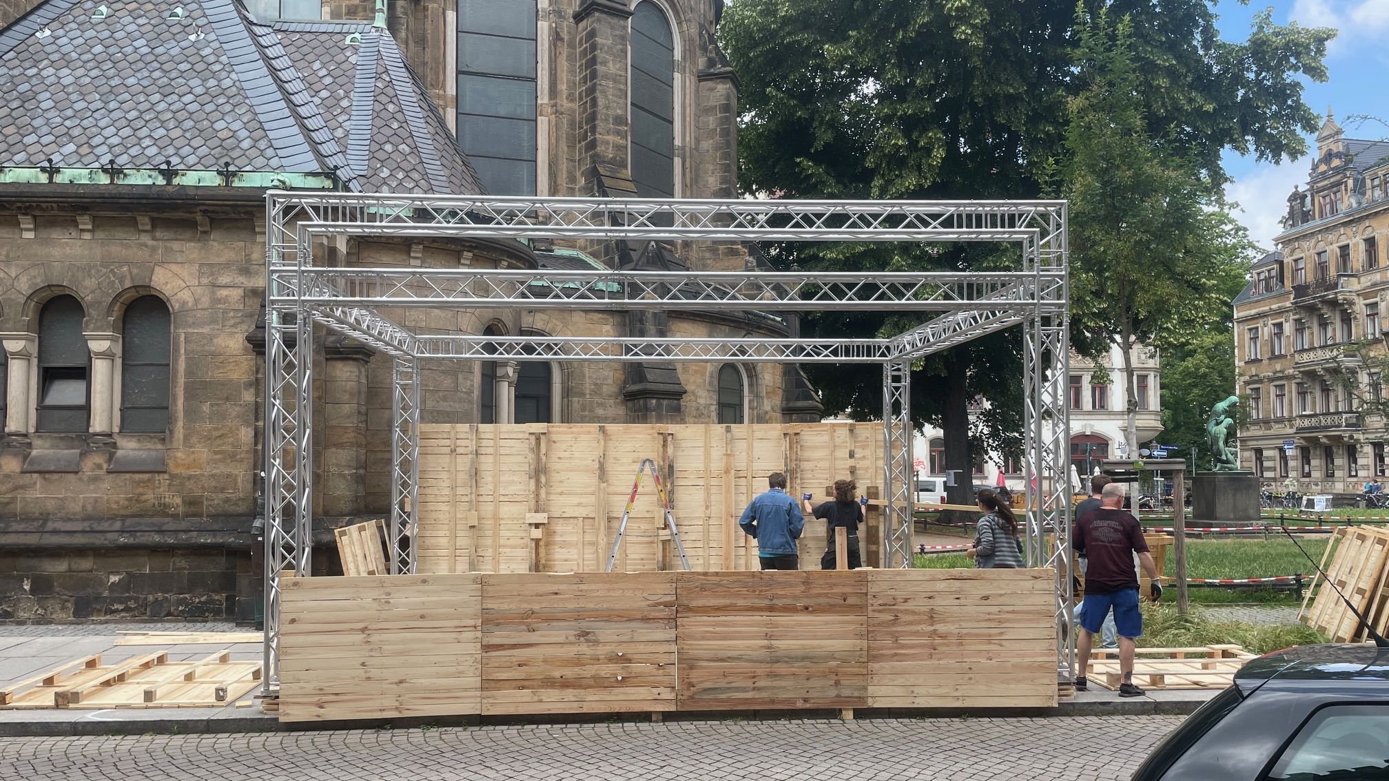 Am Martin-Luther-Platz werden die Bühnen für den Bunten Sommer aufgebaut. Foto: Floris Hübner