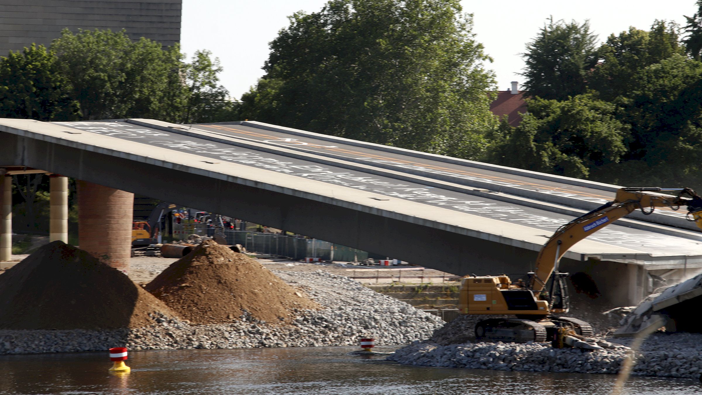 Nun soll der Mittelteil abtgetragen, zerkleinert und abtransportiert werden. Foto: Anton Launer