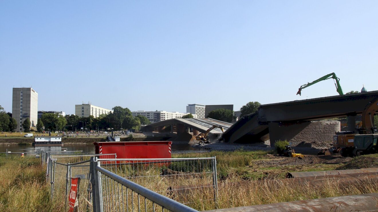 Die Bagger haben die Brücke zügig zum Einsturz gebracht. Foto: Anton Launer