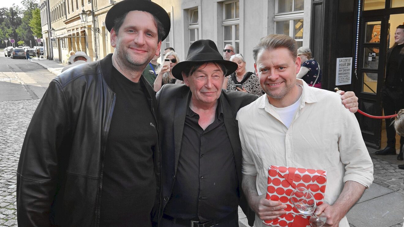 Max Giermann mit Holger John (Mitte) und Schauspiel-Kollegen Sebastian Schwarz (links) - Foto: Anton Launer