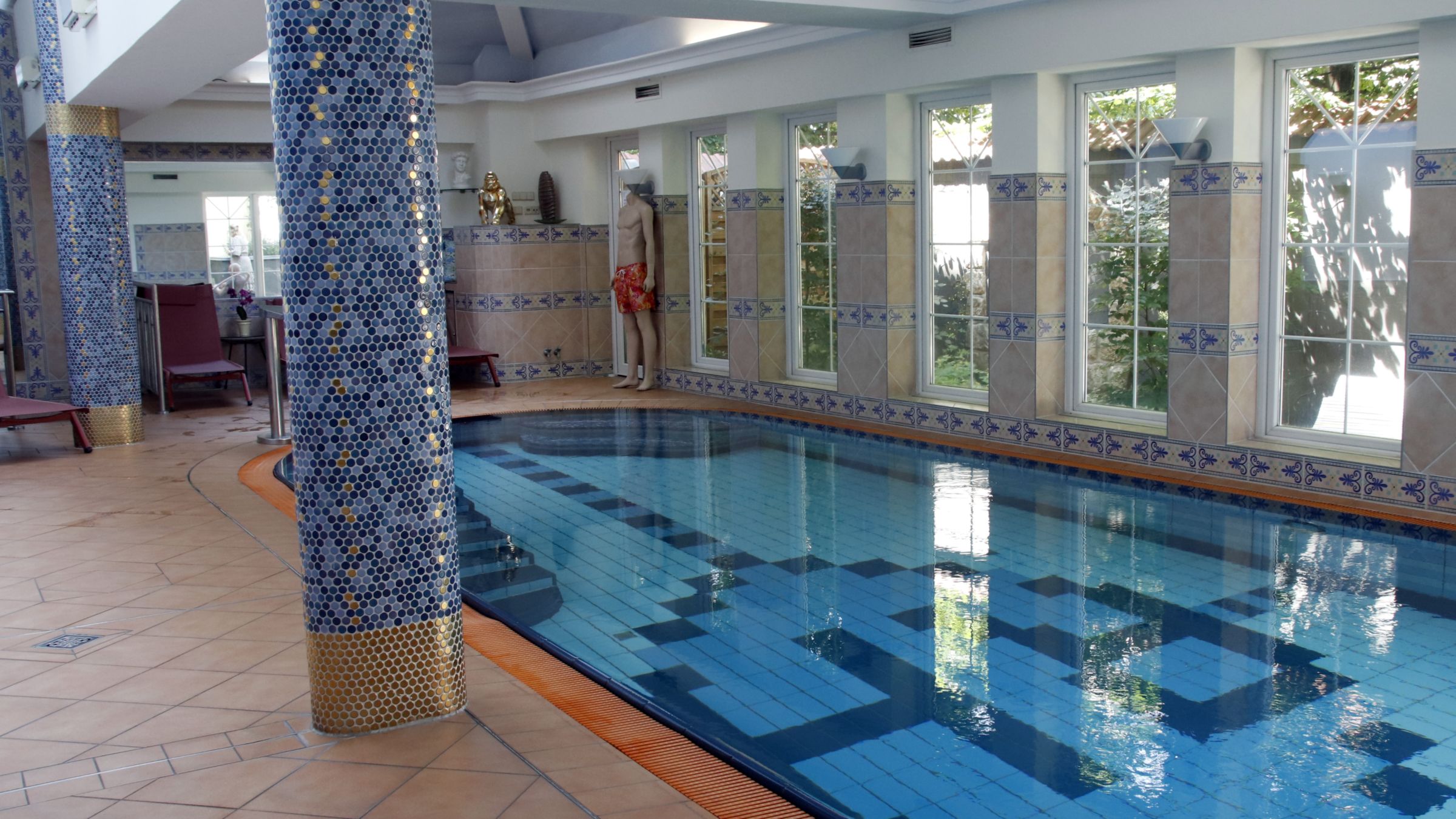 Nur für Hotelgäste - Schwimmbad im Rothenburger Hof. Foto: Anton Launer
