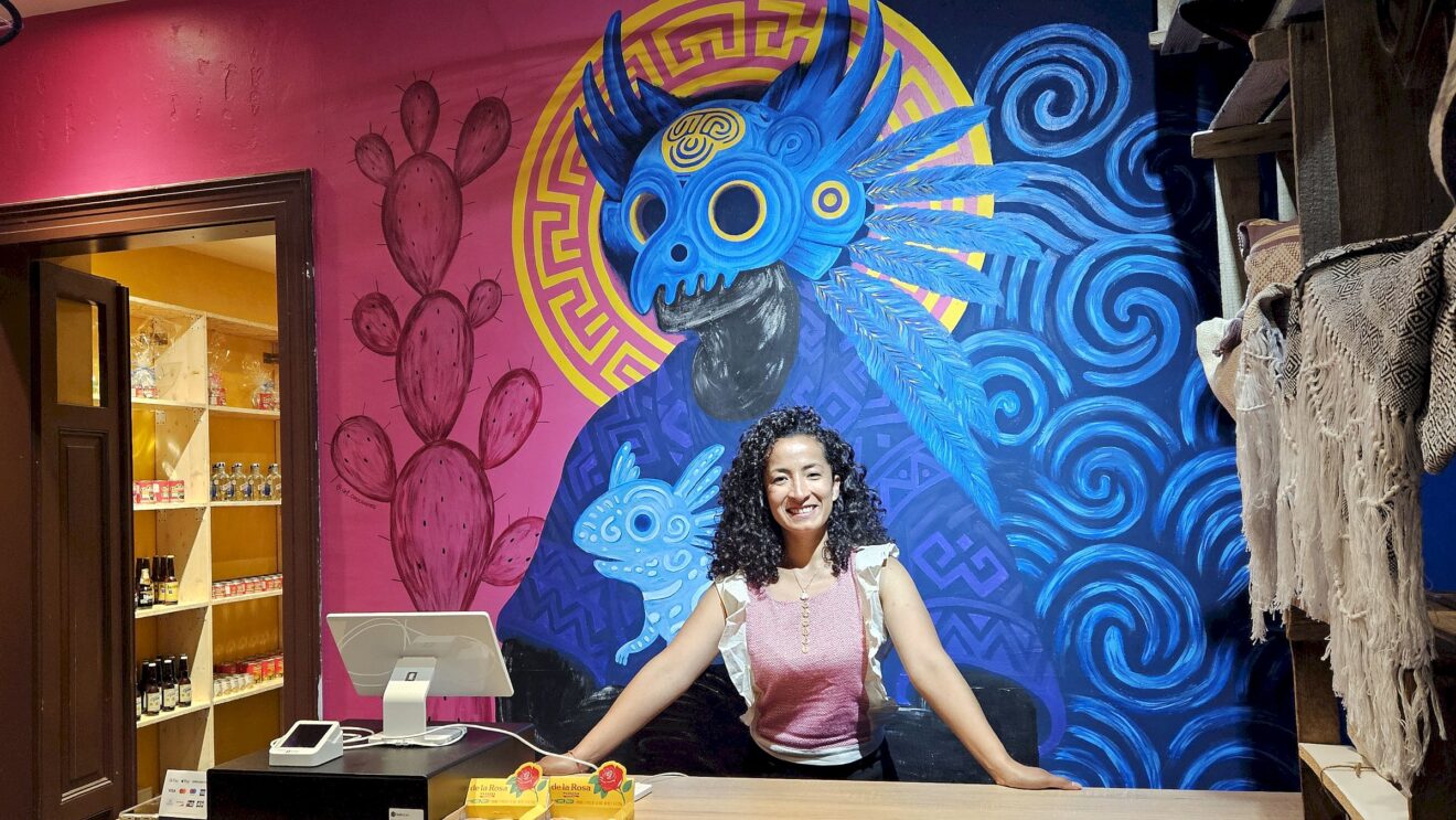 Paola Campos vor Axolotl und Quetzalcoatl. Foto: Anton Launer