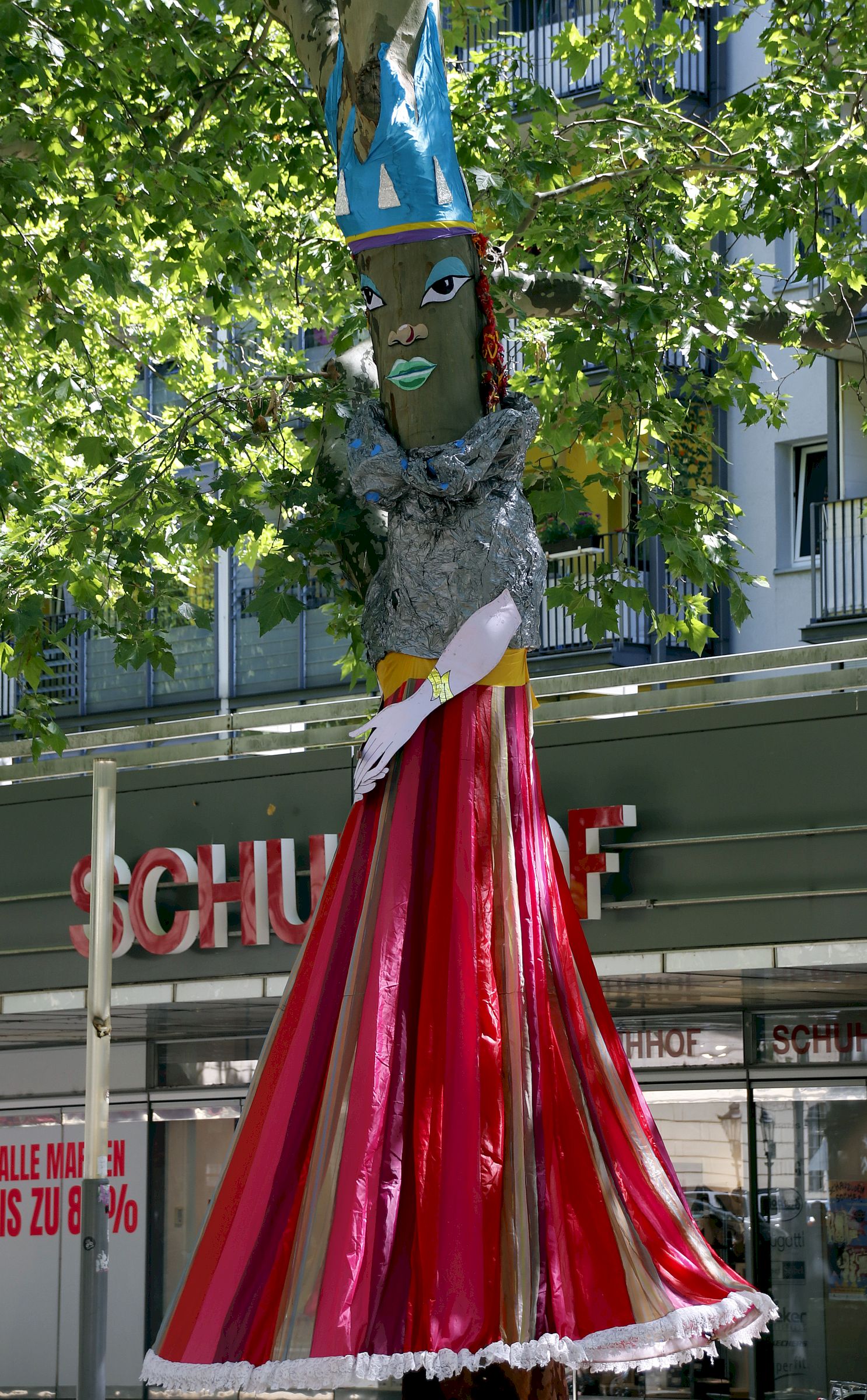 Platanenschmuck auf der Hauptstraße - Foto: Anton Launer