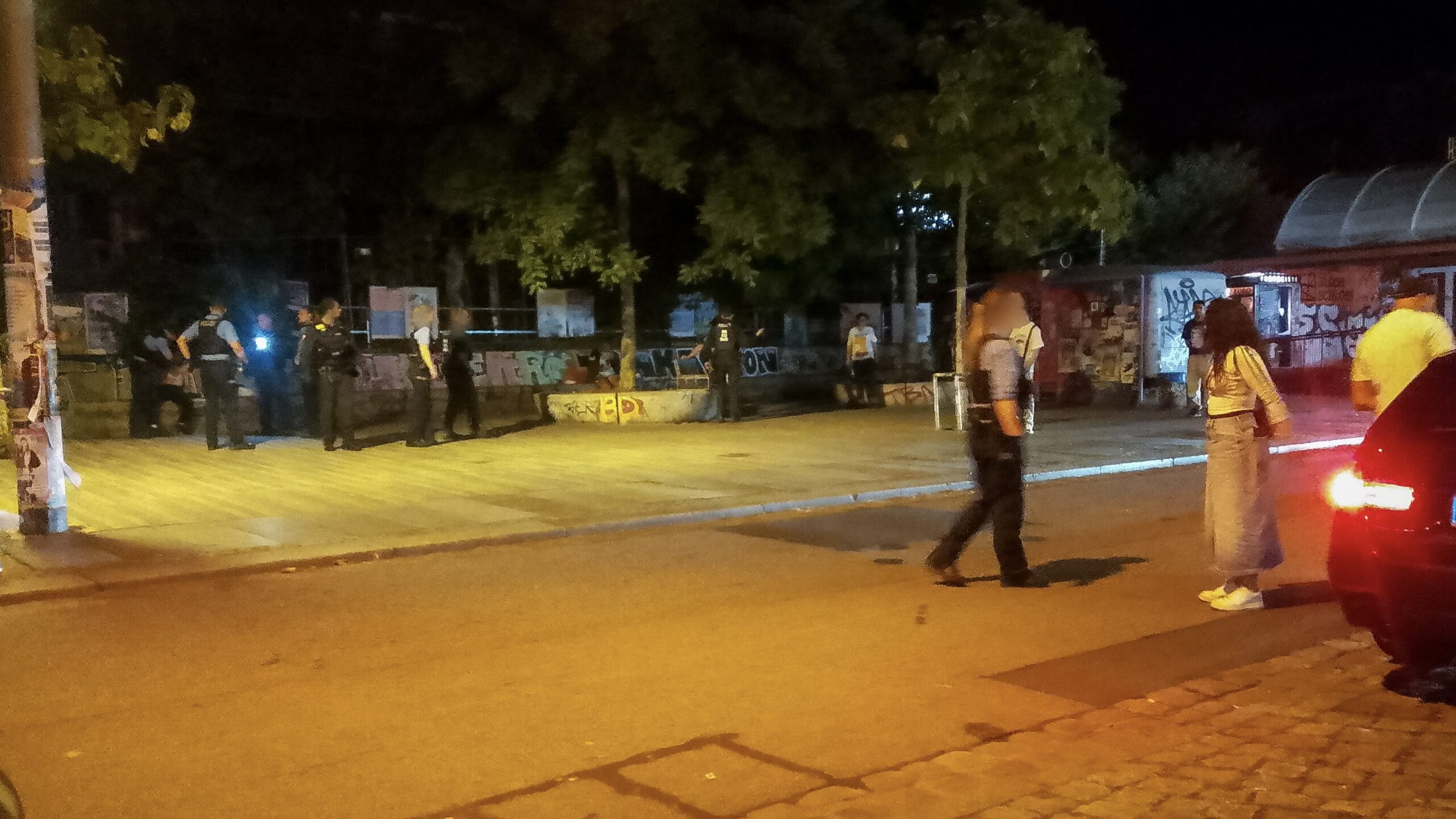 Polizisten nehmen vor Ort die Personalien der Beteiligten auf. - Foto: privat