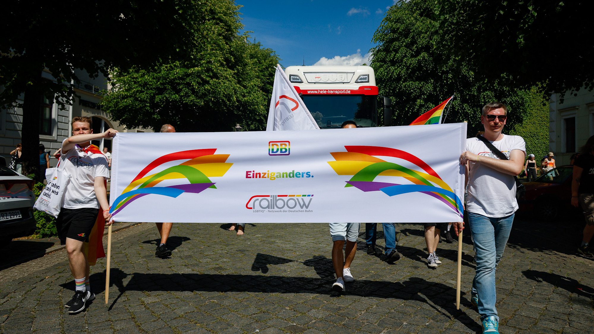 Teilnehmer führen das DB-Banner - Foto: Florian Varga