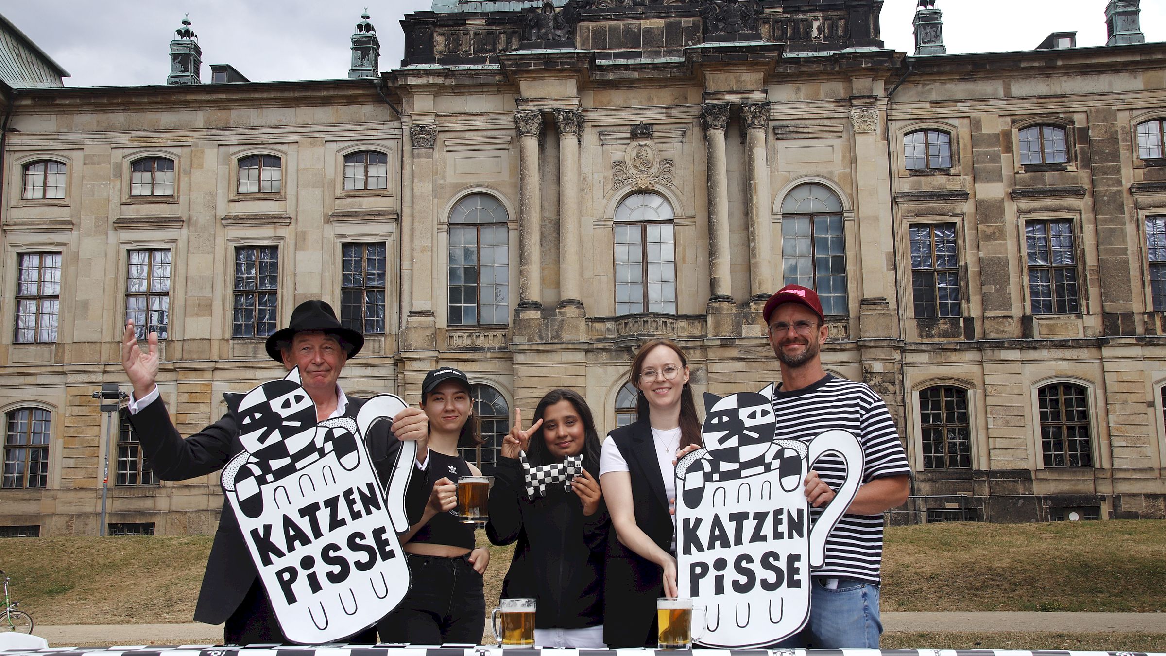 Holger John (Künstlerischer Leiter), Shirley Steiger (Vegane Fleischerei - präsentiert Conchita Wurst am 12.7.), Fatima (Musikerin - tritt bei der Karierten Katze am 12.7. auf), Alina Fenn (SachsenEnergie) und Markus Richter (Veranstalter Karierte Katze) v.l. - Foto: Anton Launer
