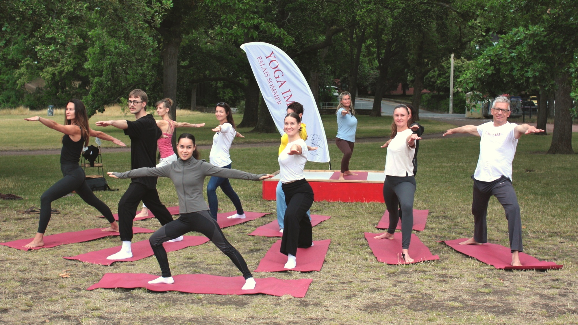 Der Palais Sommer gastiert zum vierten Mal mit seinem Yoga-Angebot im Alaunpark. Foto: Victor Franke