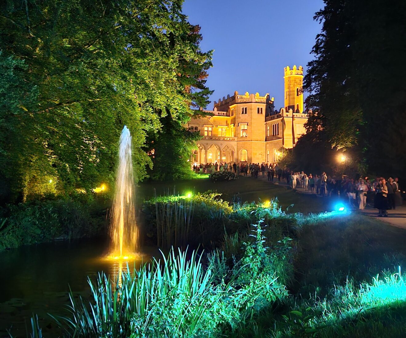 Schloss Eckberg im Abendlicht mit Springbrunnen. Foto: Anton Launer