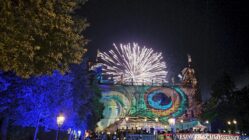 Sax und Sohn: Bernd und Sascha Aust bei der Schlössernacht Feuerwerk gab es auch. Foto: Anton Launer