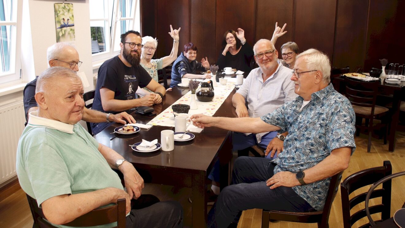 Kaffeklatsch im Gehörlosenzentrum auf der Carolinenstraße Norbert Richter mit Vollbart ist der Leiter des Zentrums - Foto: Anton Launer