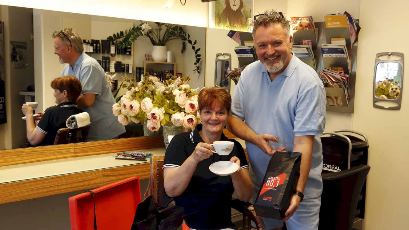 Maestro Holger Knievel und Kaffeekraftwerk-Geschäftsführerin Ines Kreher - Foto: Anton Launer