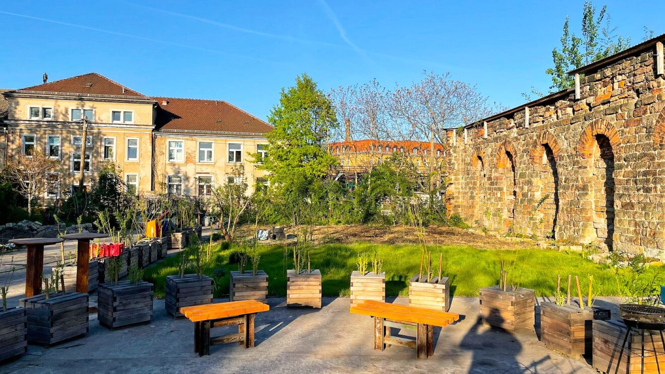 Neben der Synagoge ist ein hübsches Gärtchen entstanden. Foto: Herbert Lappe