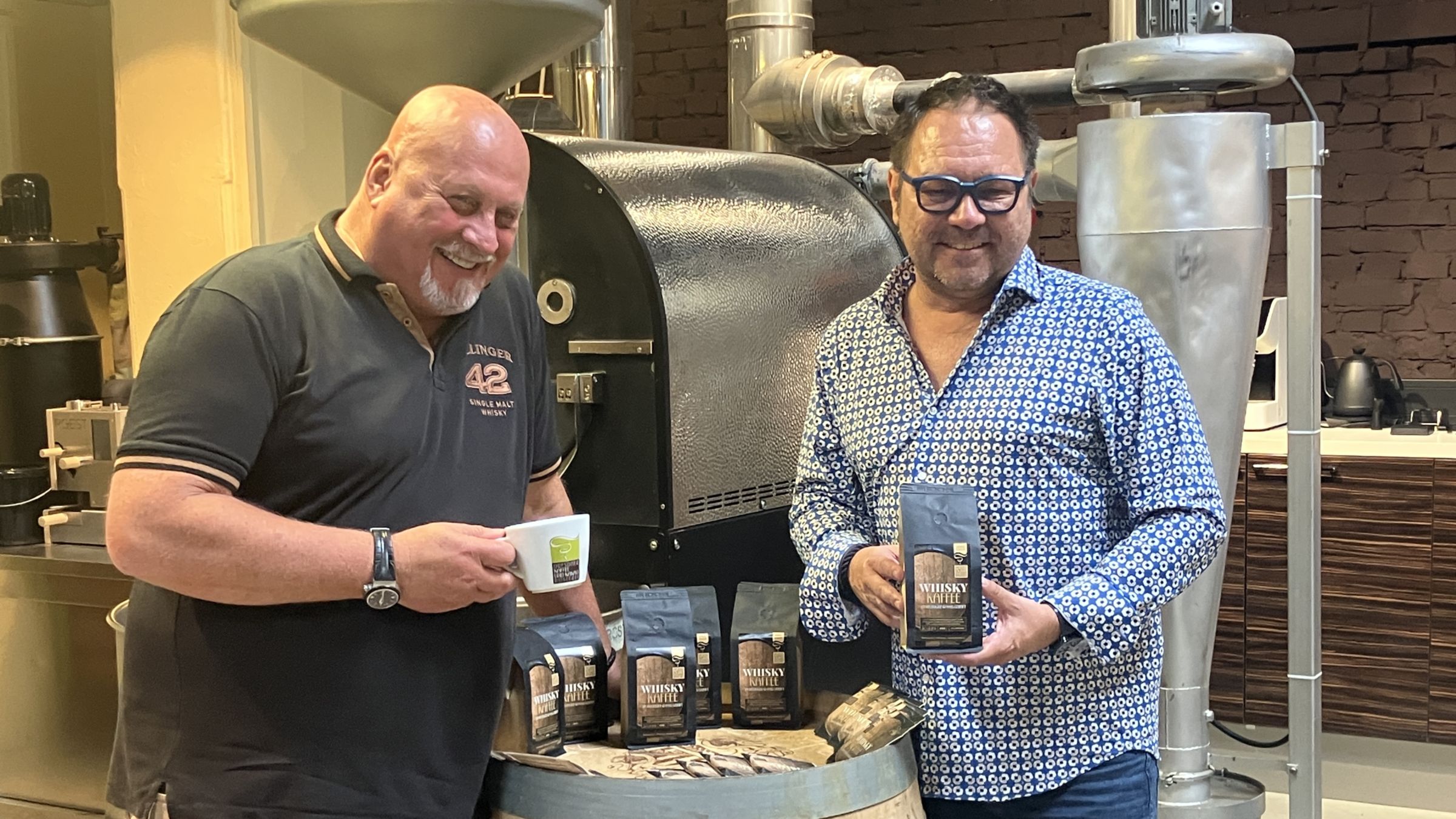 Thomas Michalski (li., Geschmacksbeauftragter der Dresdner Whisky Manufaktur) mit Karsten Lehmann, Chef der Dresdner Kaffee und Kakao Rösterei - Foto: meeco communication