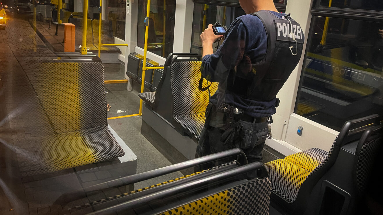Ein Polizist dokumentiert den Tatort in der Straßenbahn für die Ermittlungen. - Foto: Florian Varga
