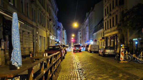 Fast die letzte Runde - Polizei patroulliert auf der Louisenstraße - Foto: Anton Launer