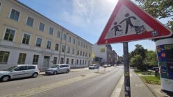 Zebrastreifen wieder entfernt Mittels des Gefahrzeichens Nr. 136 wird auf querende Kinder hingewiesen. Foto: Anton Launer