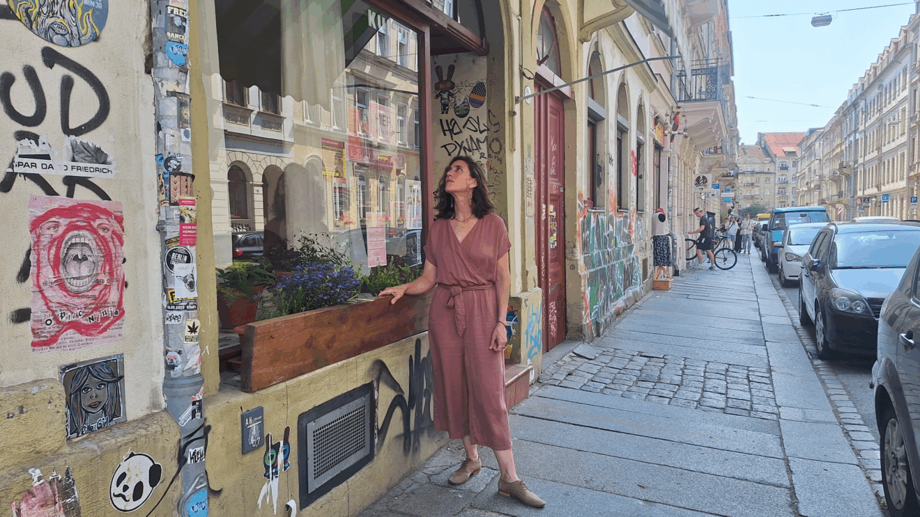 Moriana Krause vor ihrem neu eröffneten MOMA cultura.