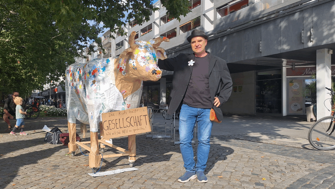 Thomas Preibisch mit seiner Kuh in der Dresdner Hauptstraße.