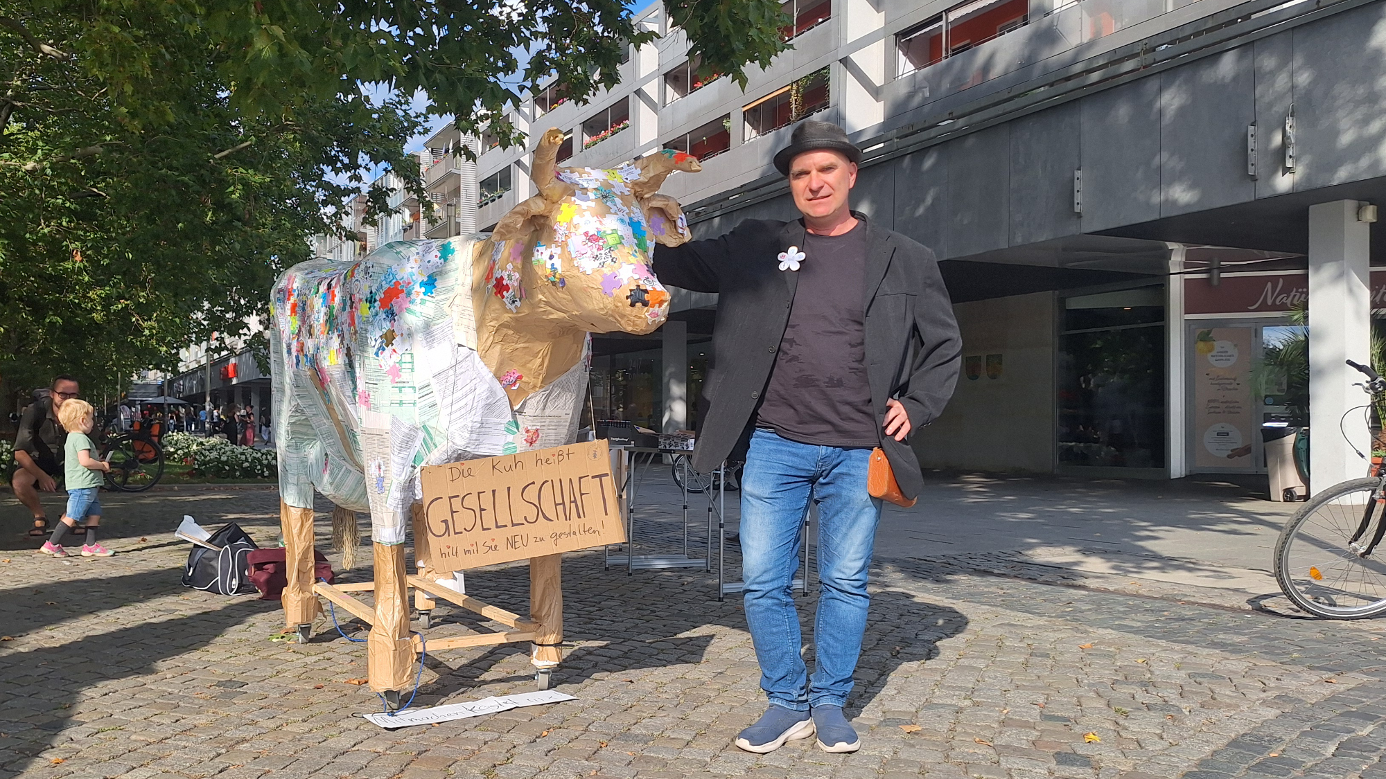 Thomas Preibisch mit seiner Kuh in der Dresdner Hauptstraße. 