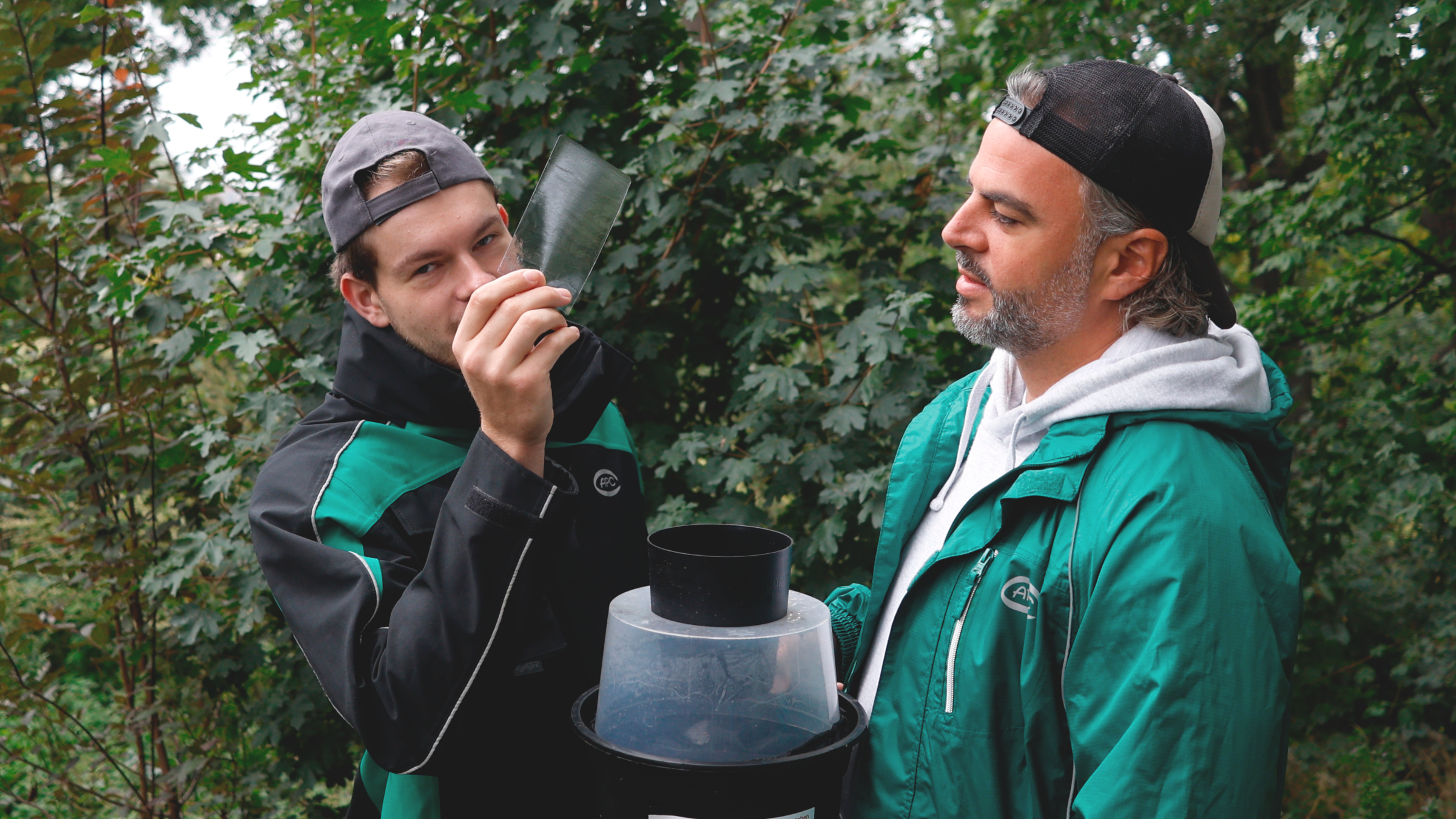Niclas Münzel und 
Marco Said Wontke von der Firma APC werten die Fallen aus: Keine Tigermücke gefunden. Foto: Florian Varga