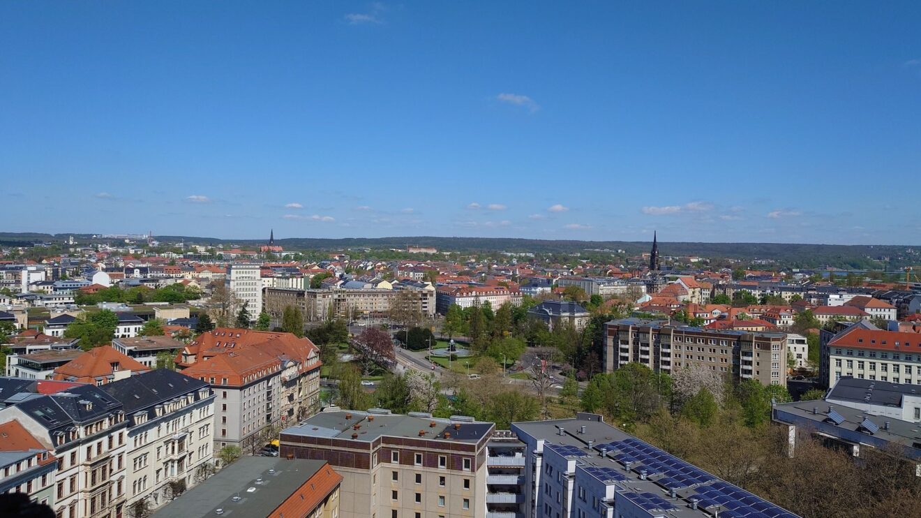Auf den Dächern der Neubauten in der Inneren Neustadt sind schon großflächig Solaranlagen verteilt. Die Grünen wollen nun aufklären, wo kleinere Balkonkraftwerke aufgestellt werden können. Foto: Archiv Anton Launer
