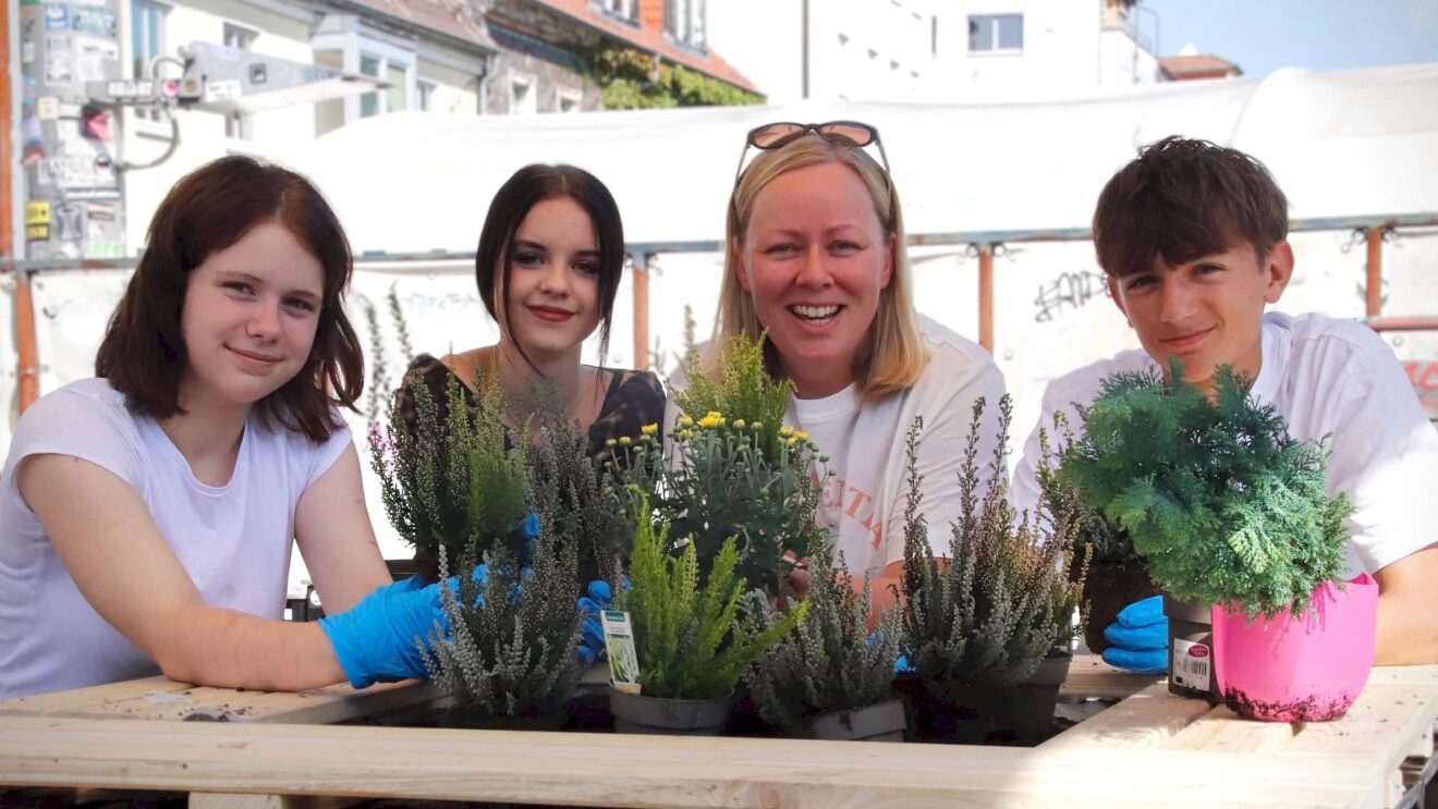 Almut, Amélie, und Victor mit ihrer Lehrerin Katrin Tetzlaff, Foto: Anton Launer