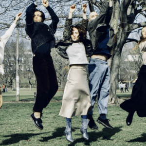 "Studio 56", es lebe (hoch)! Die Crew im Sprung. Foto: B56