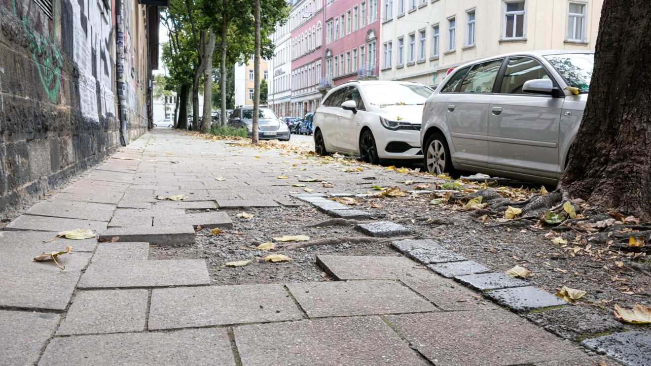 Der Gehweg an der Friedensstraße kann derzeit nur ganz vorsichtig begangen werden - Foto: Sebastian Diehl